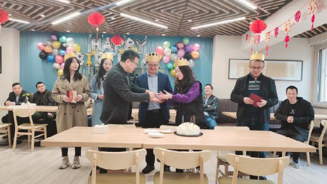 時(shí)光雖忙碌，我們一起成長(zhǎng)