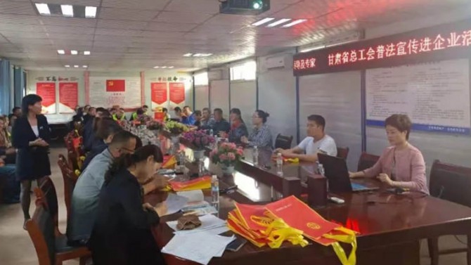 普法宣傳進項目，攜手共建文明工地